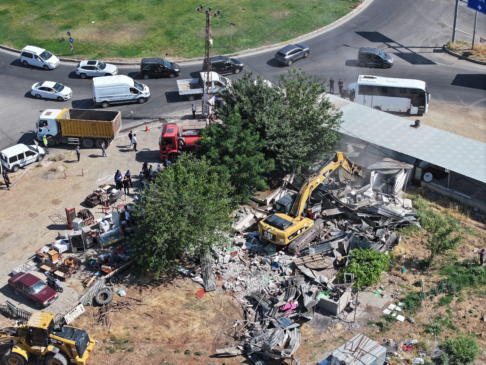 Ruhsatsız yapılar tek tek yıkılıyor