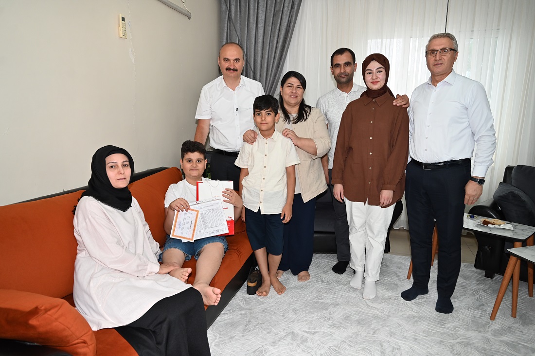 Vali Canalp, okula gidemeyen başarılı öğrencinin karnesini evinde verdi