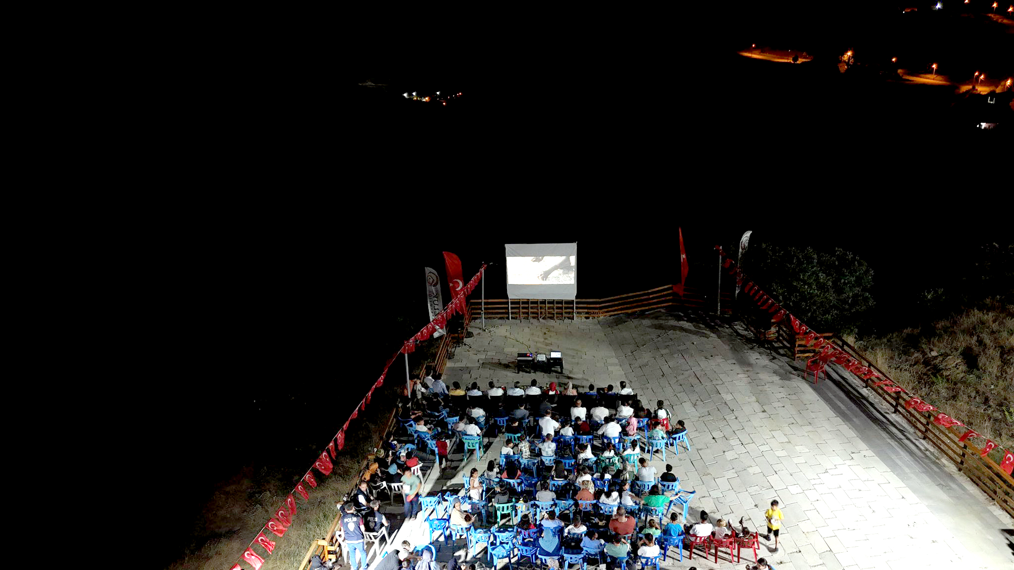 Kozluk Kalesi’nde Açık Hava Sinema Keyfi