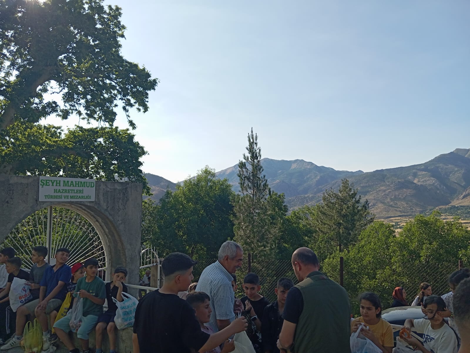 Mezarlıklara Akın Edildi