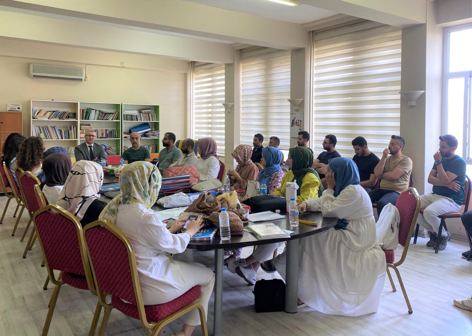 Şehit Öğretmenler Ortaokulu’nu Ziyaret Etti