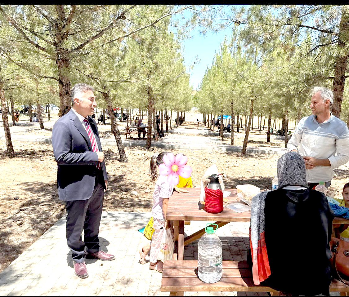 Rektör Demir’den sınava giren çocuklarını bekleyen velilere ziyaret