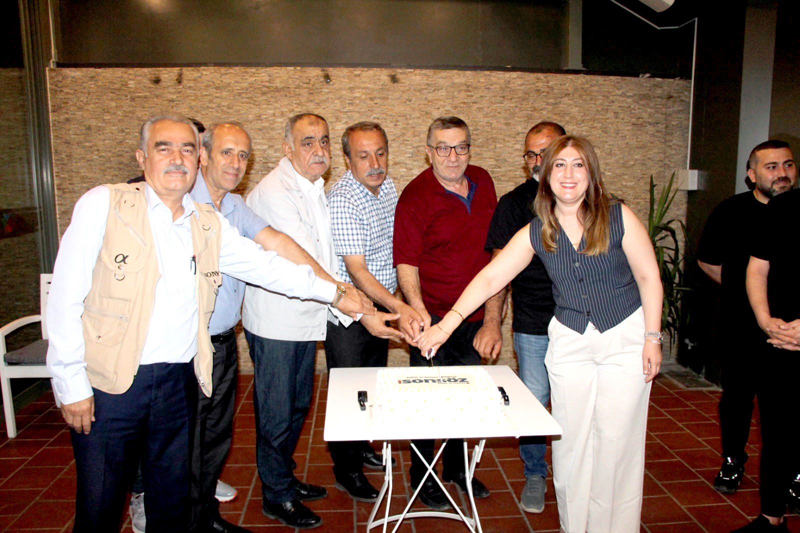 Sonsöz Gazetesi 12.yılını pasta kesimiyle kutladı