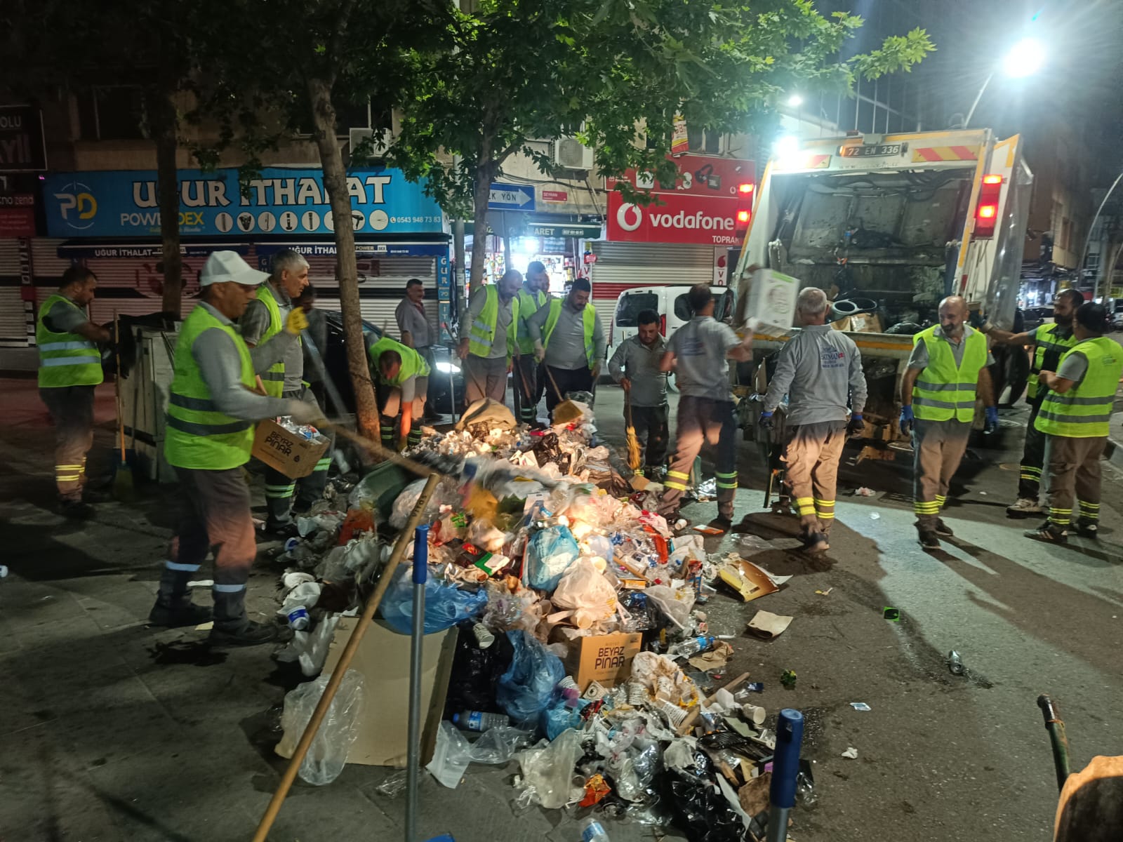 TEMİZLİK EKİPLERİ SABAHLADI