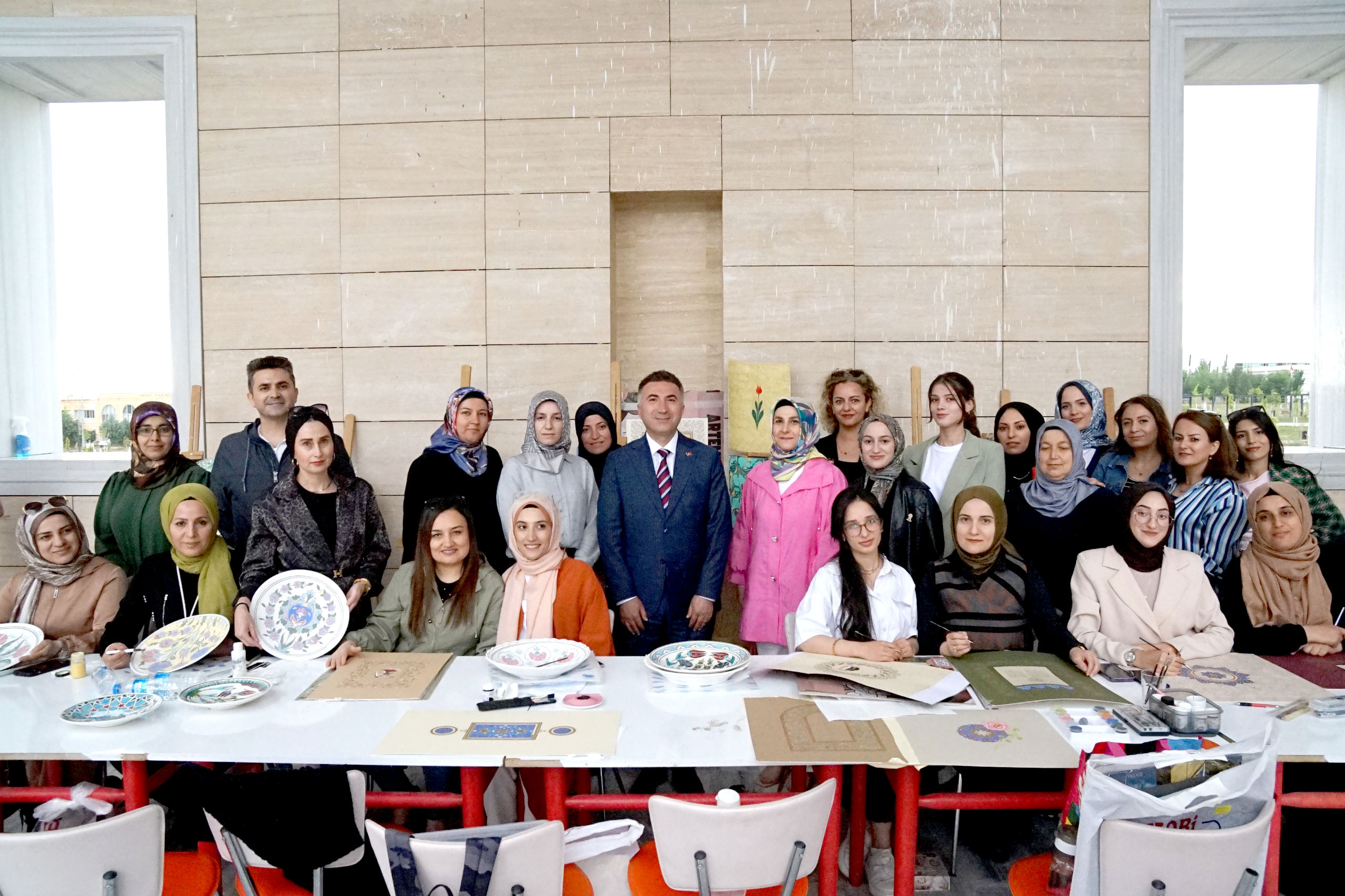 Üniversite Camii Avlusunda Robotik Kodlama ve El Sanatları Buluşması