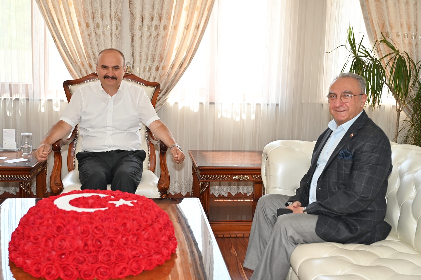 Vali Canalp, Emekliler Derneği Başkanı Ekmen’i makamında kabul etti