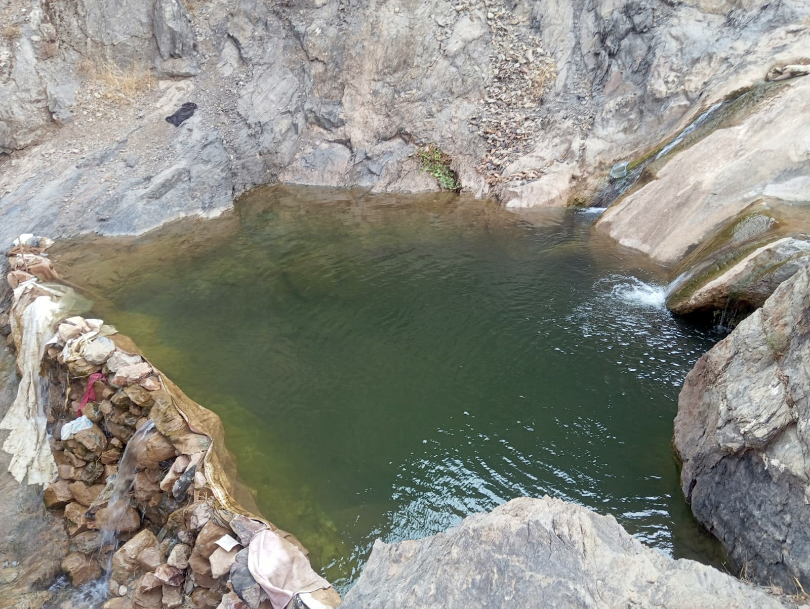 Doğal Gölde serinlik arayışı