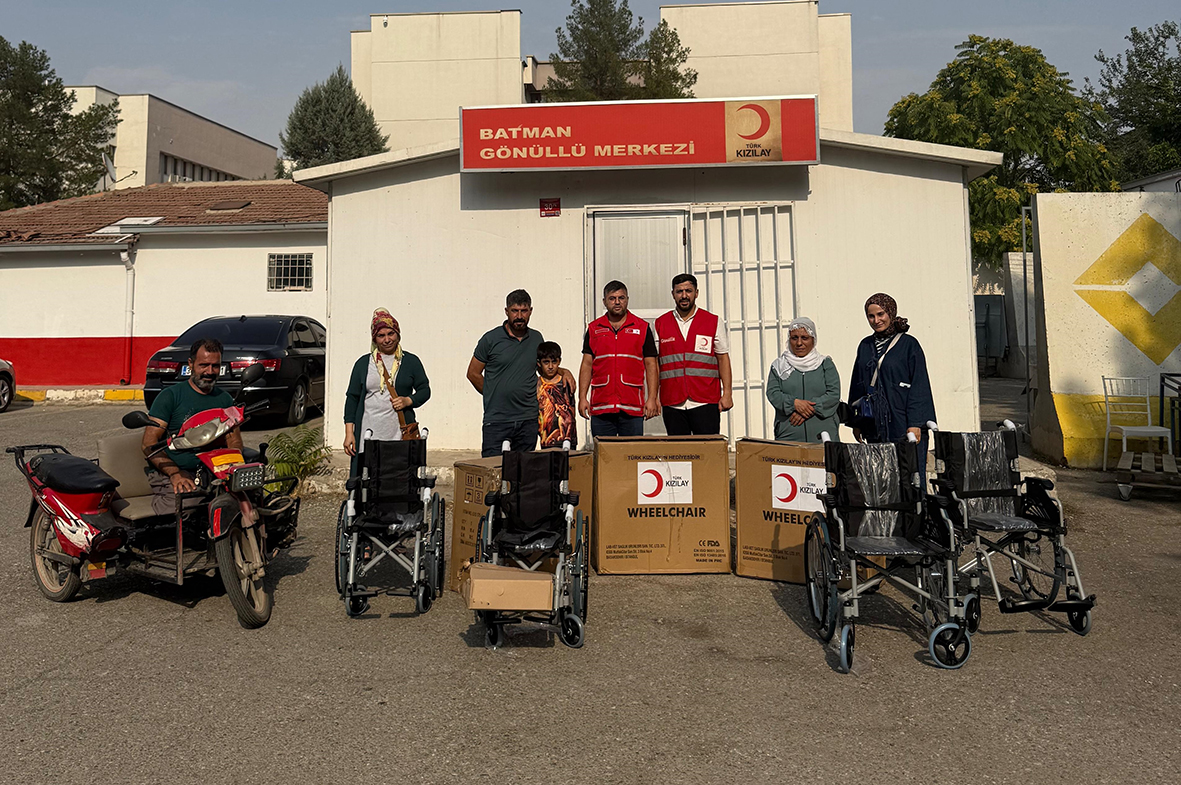 Kızılay’dan Yürüme Engellilere Tekerlekli Sandalye Desteği