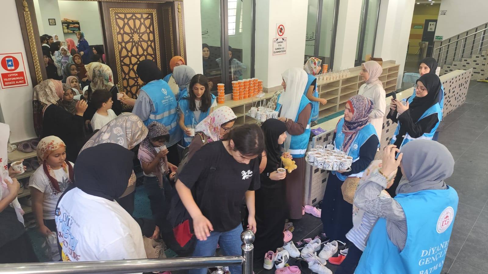 Diyanet Gençlik Merkezi öncülüğünde aşure ikramı