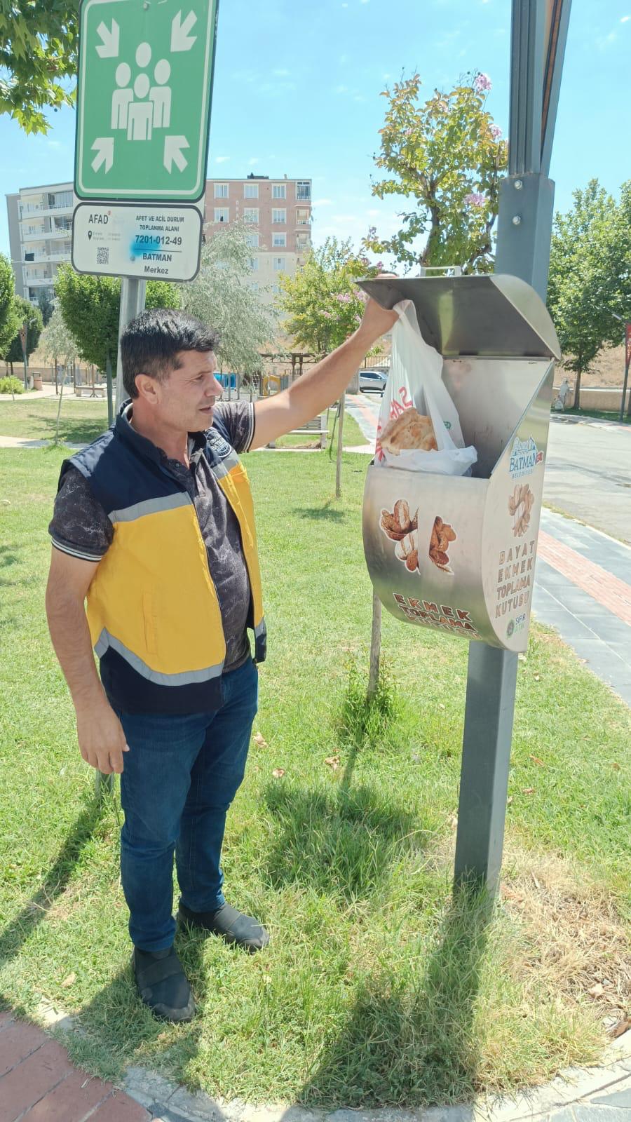 Bayat ekmekler sokak hayvanlarına umut oluyor