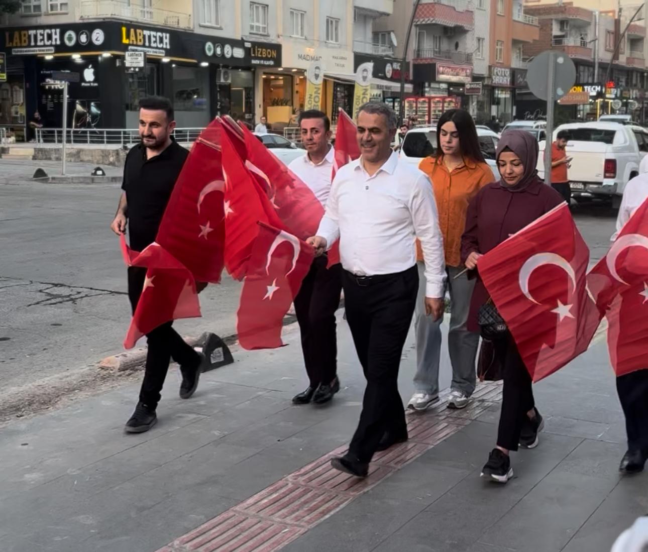 AK Parti Batman’dan Tarihi Sürece Tam Destek : Bayrak Dağıtımıyla Sahadalar