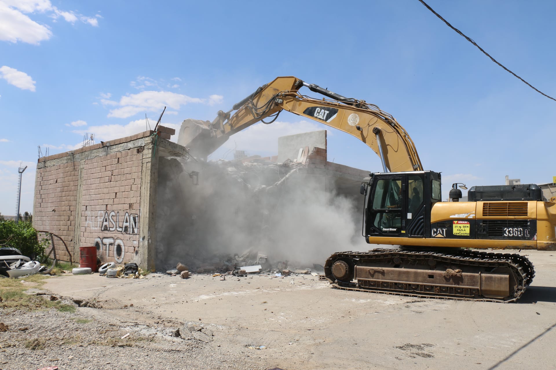 Yol Üstüne Yapılan Bina Yıkıldı