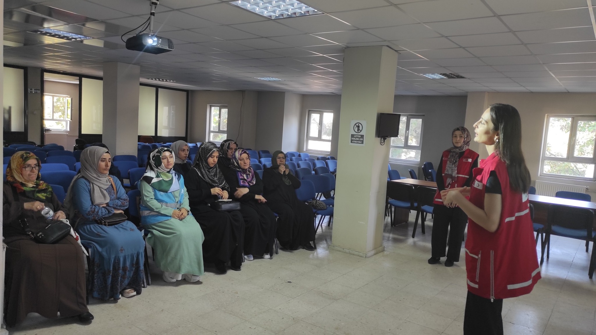 TDV Kadın ve Gençlik Kollarına ilk yardım eğitimi verildi