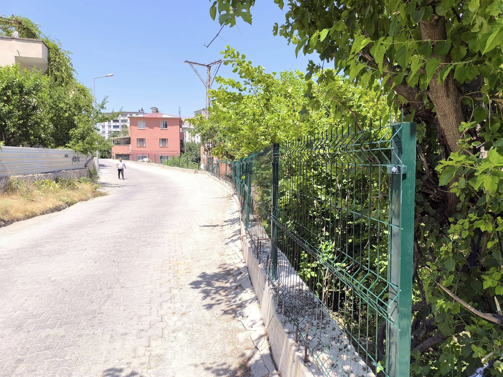 İstinat Duvarı Üstüne Demir Çit