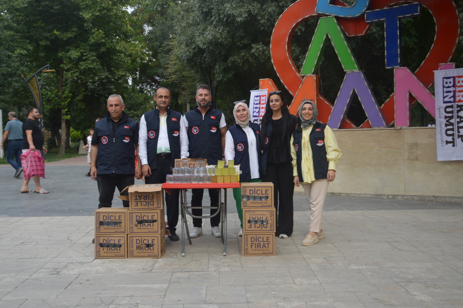 Bir Kalp Bin Umut Derneği’nden Soğuk Limonata ve Su Dağıtımı