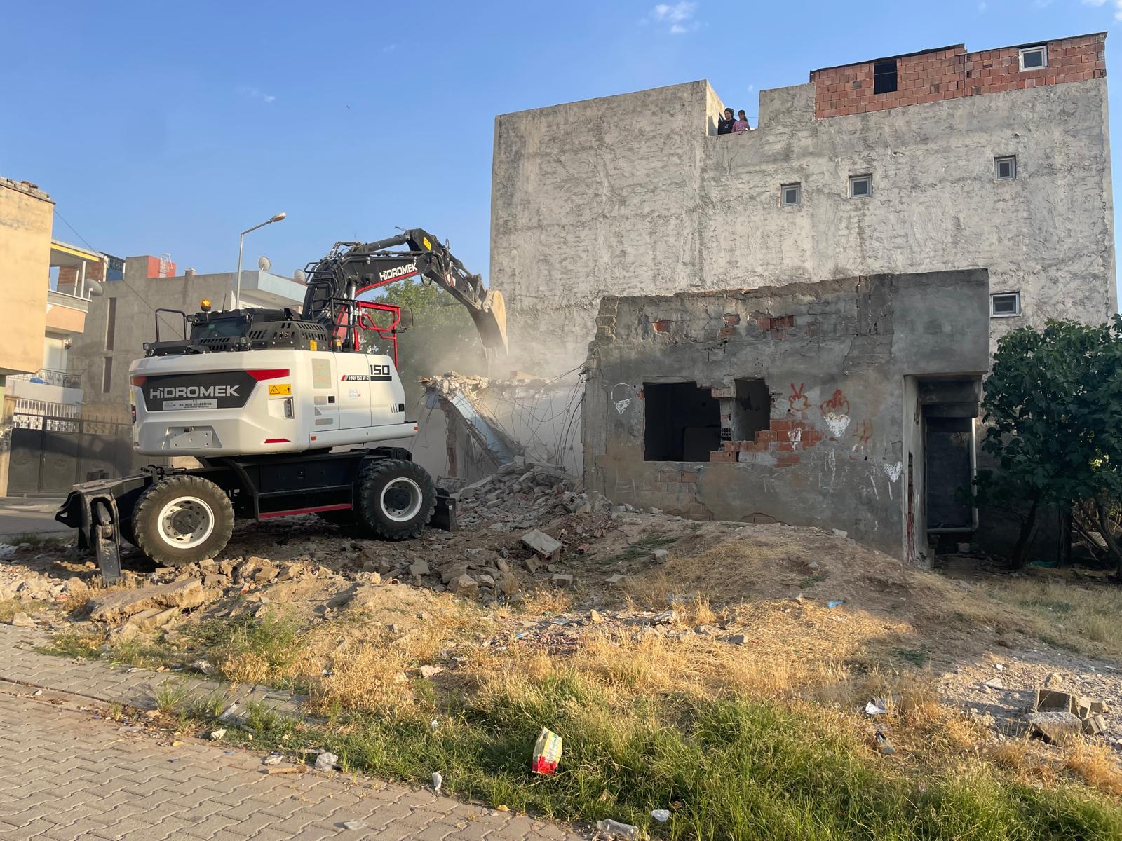 Metruk yapılar kontrollü şekilde yıkıldı