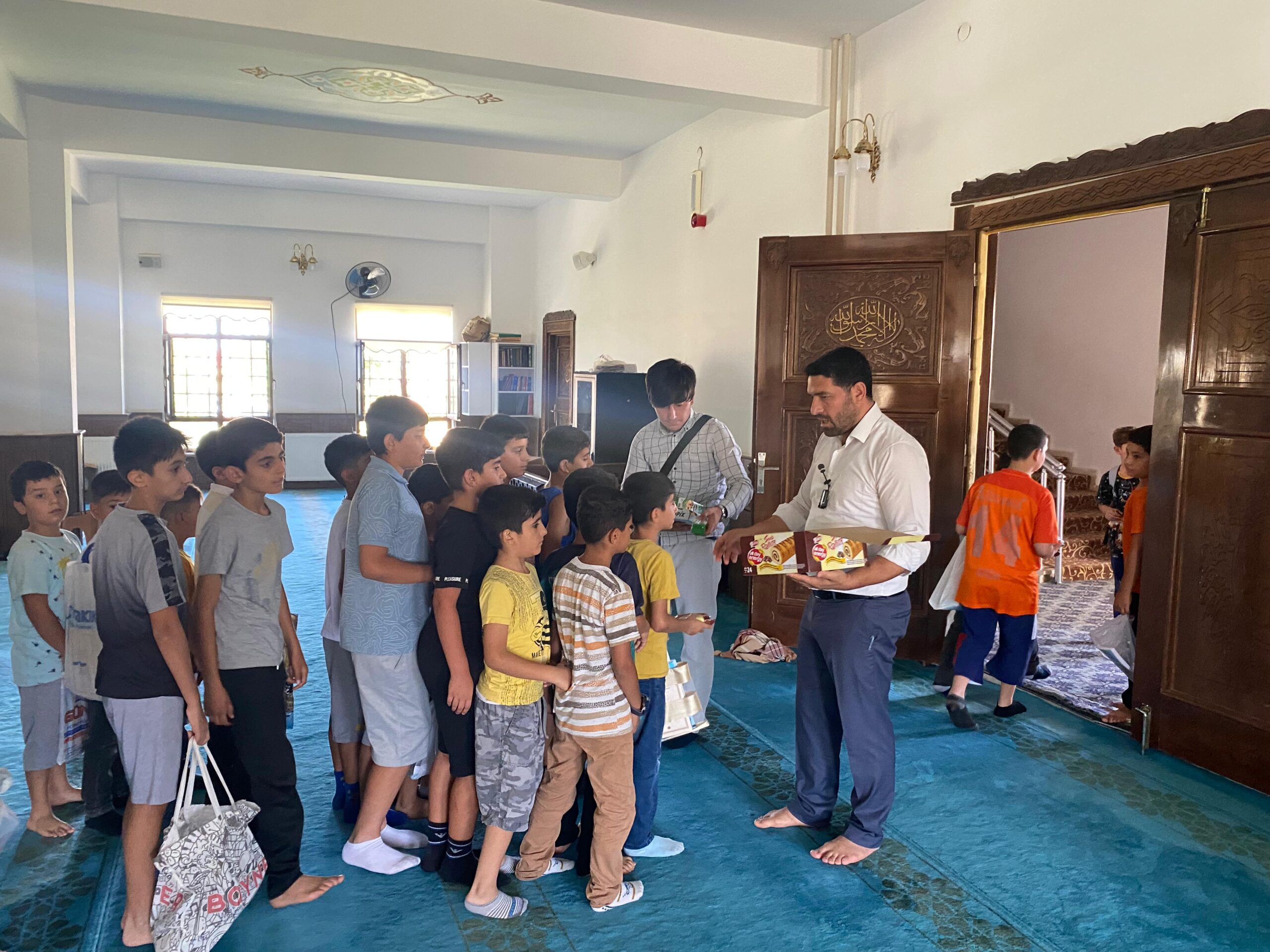 Muhtardan Kur’an Kursu Öğrencilerine Tatlı Sürpriz