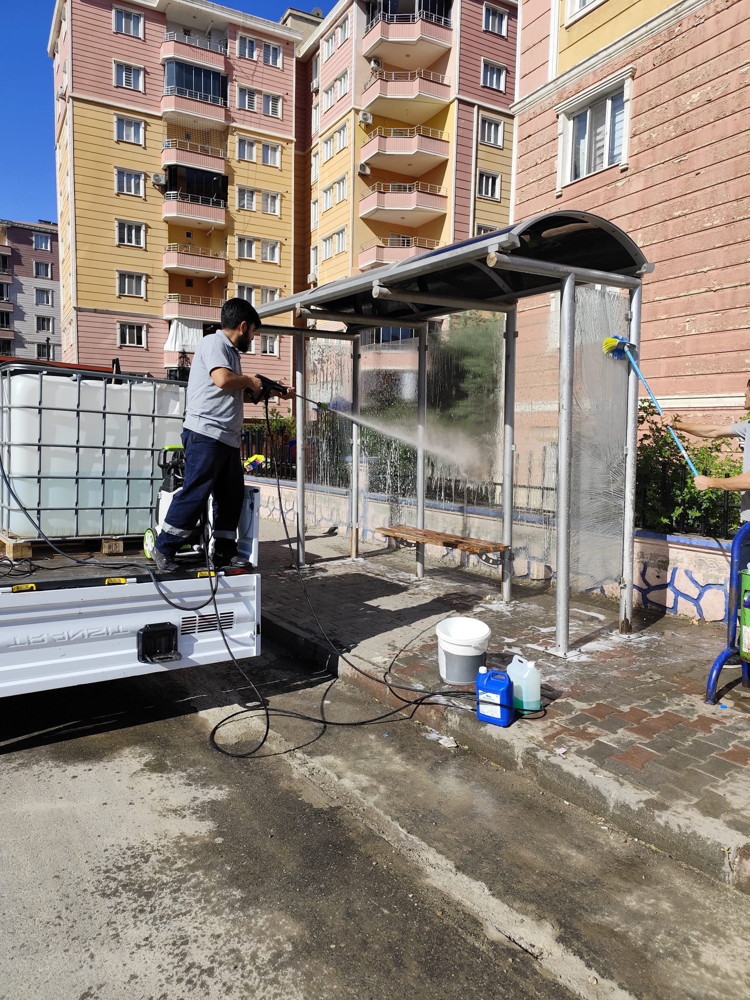 Belediyeden Otobüs Duraklarına Temizlik Dokunuşu