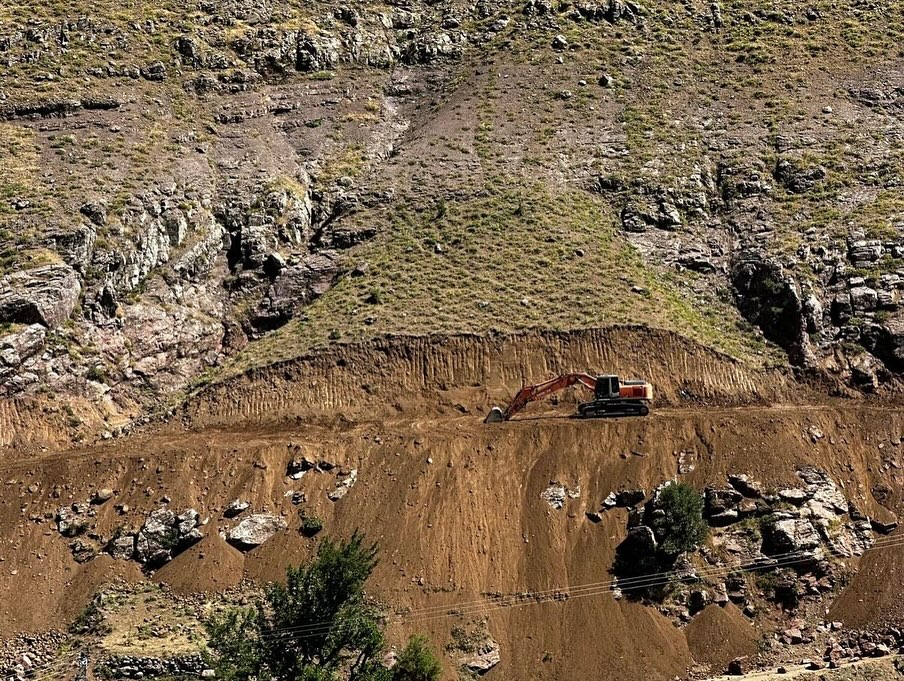 Sason’da Köy Yollarında Ulaşım Kalitesi Artıyor
