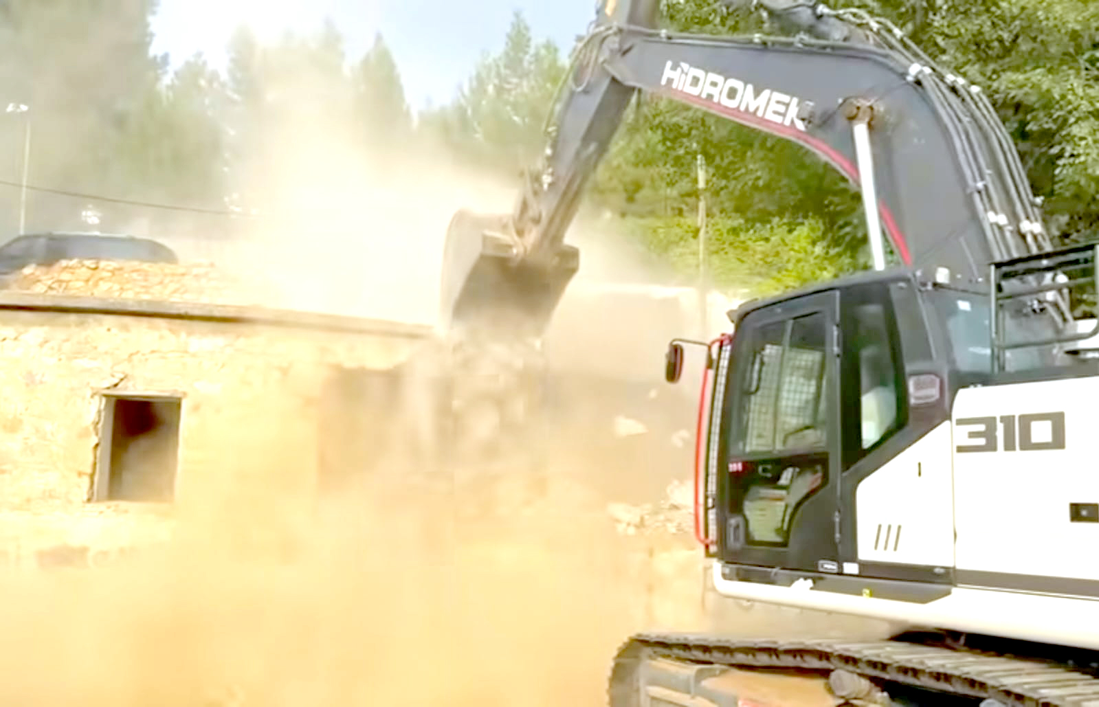 Metruk Bina Yıkıldı