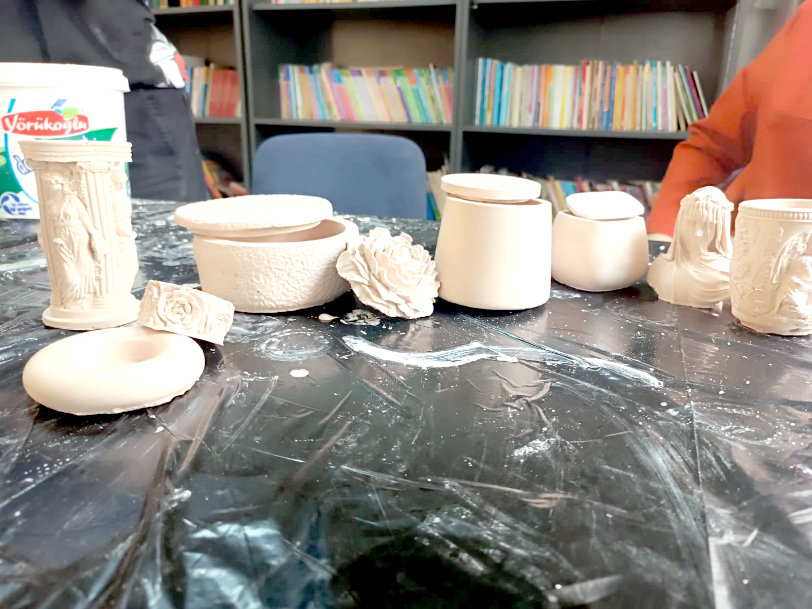 Devlet Himayesindeki Çocuklar Alçı ve Seramikle Tanıştı