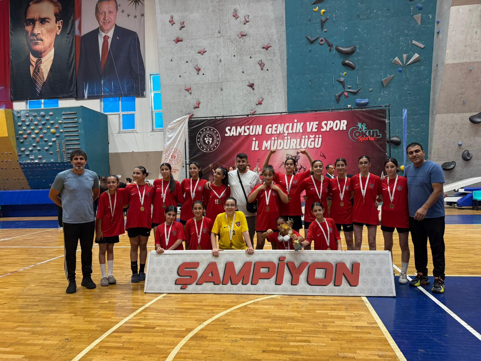 Hentbol Kız Takımı 1 Sayıyla Türkiye Şampiyonu Oldu