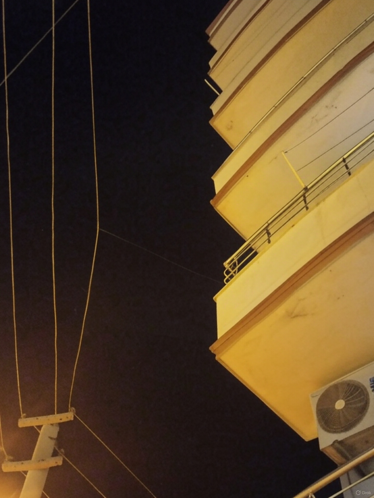 Elektrik Hattına Kanca Atan Şahıs Mahalleyi Elektriksiz Bıraktı!