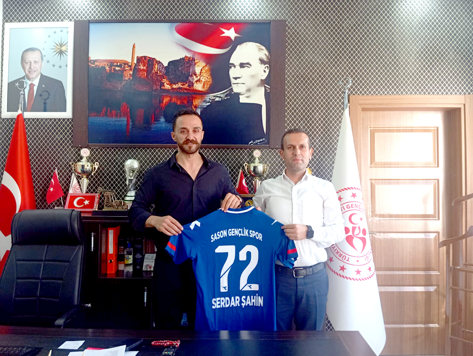 Yeni Müdüre Forma Hediye Etti