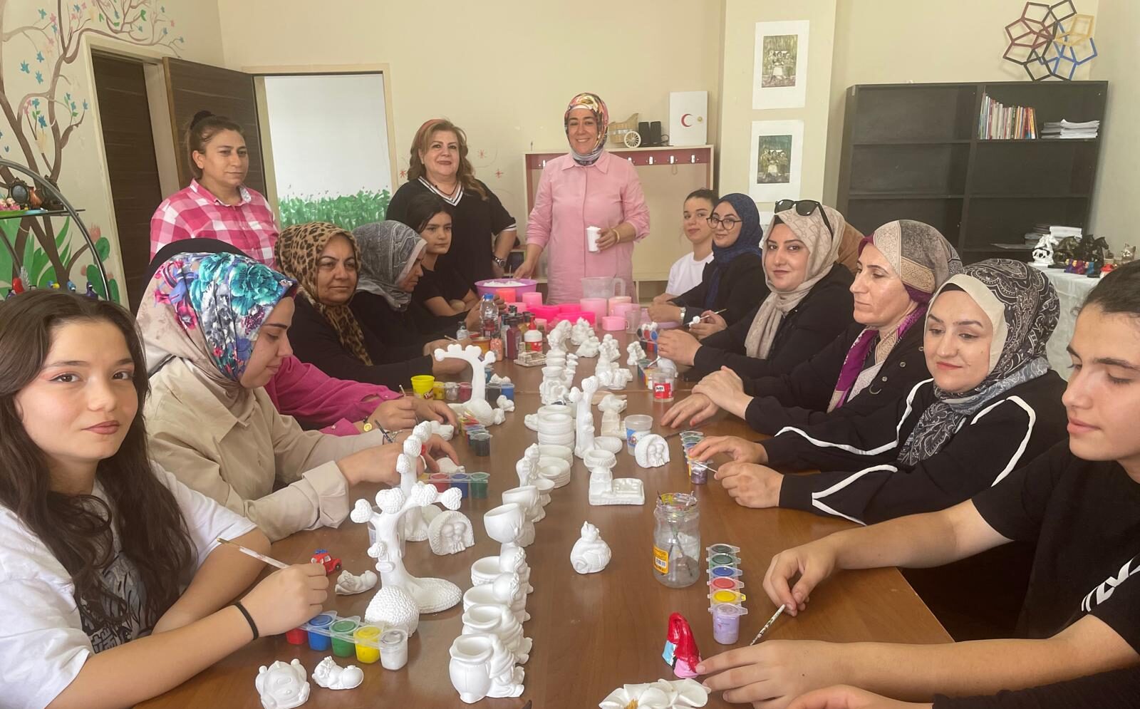 Genç Kızlar Çeyiz Hazırlığı İçin El Sanatları Kursuna Katılıyor