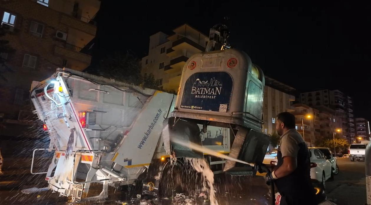 Vinçli Çöp Konteynerlerine Yaz Temizliği