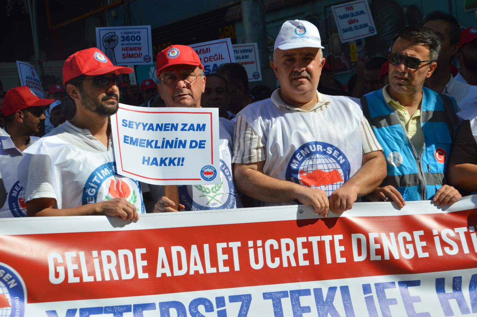 Emekliler ve Memurlar hakları için alanda