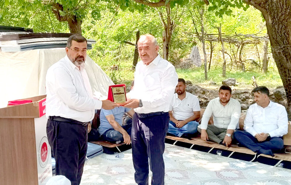 Hafızlık Yolculuğuna Destek Veren İş İnsanlarına plaket