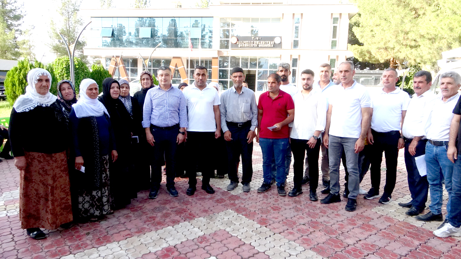 Hayırsever İş İnsanı Mehmet Şah Taşkıran’dan anlamlı destek: 10 Yetim ve Dul aileye inek bağışında bulundu