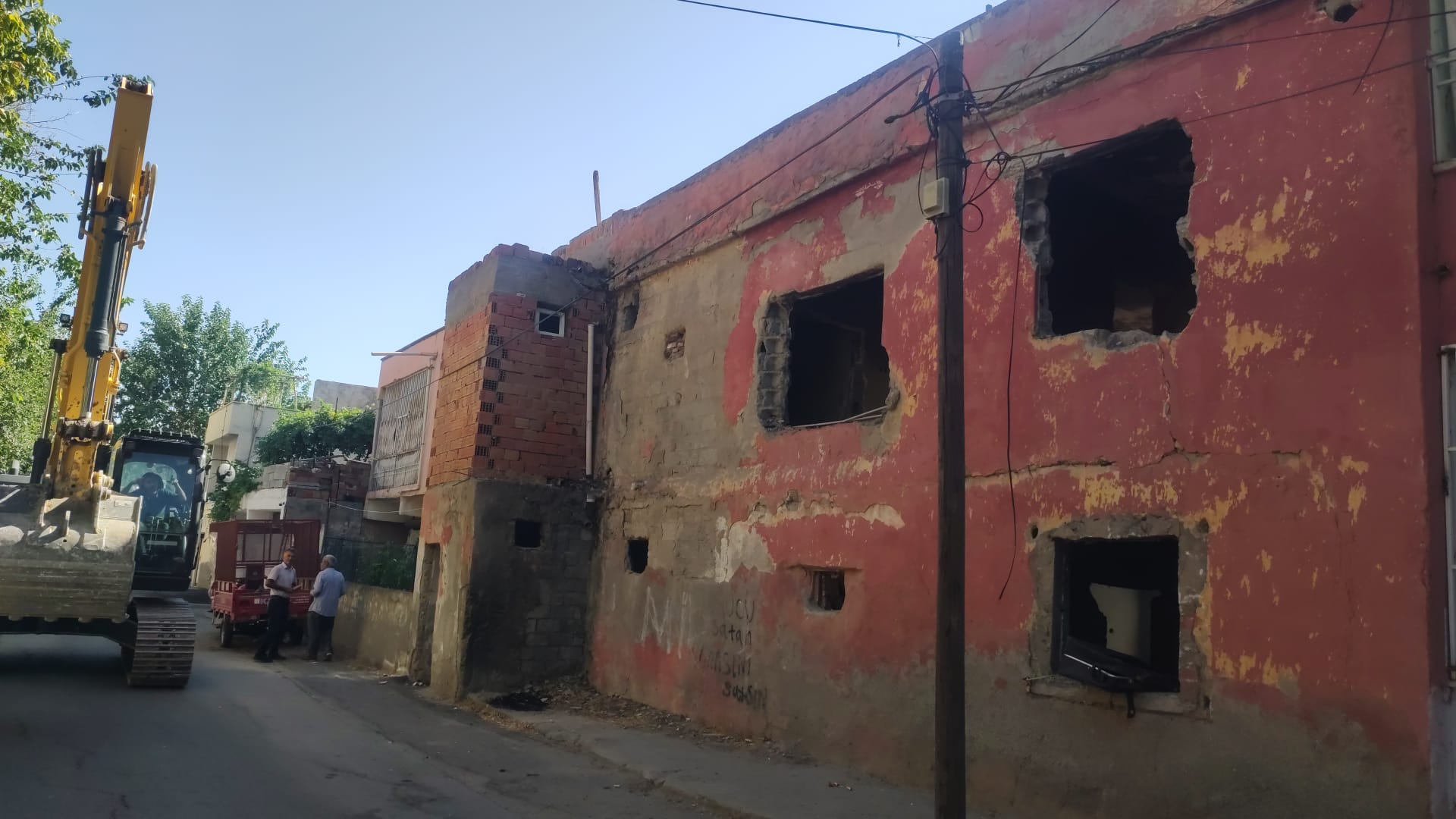 Tehlike Saçan Metruk Bina Yıkıldı