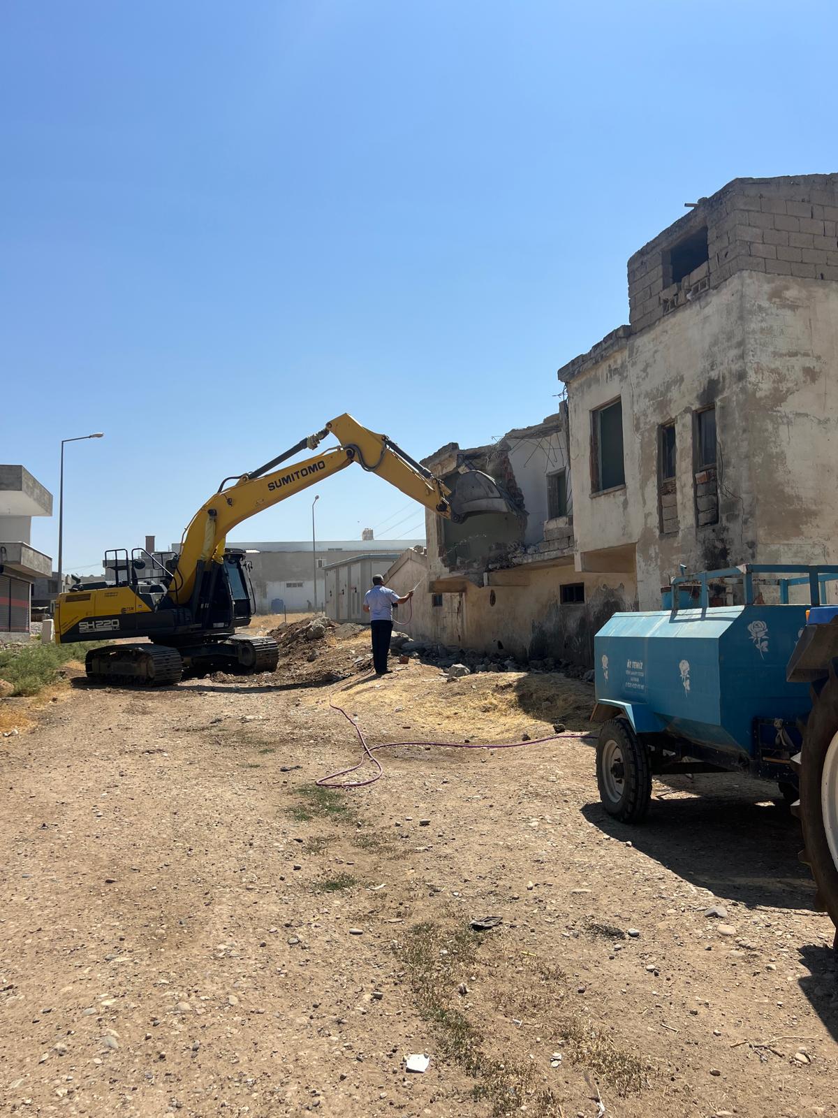 Riskli yapılar tek tek yıkılıyor