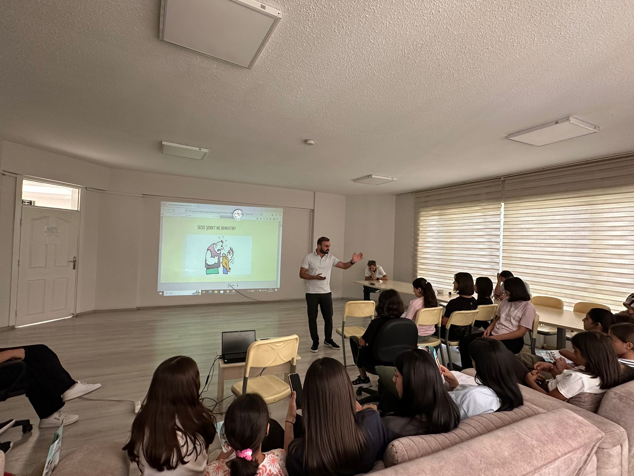 Çocuklara Akran Zorbalığı ve Sağlıklı Beslenme Eğitimi