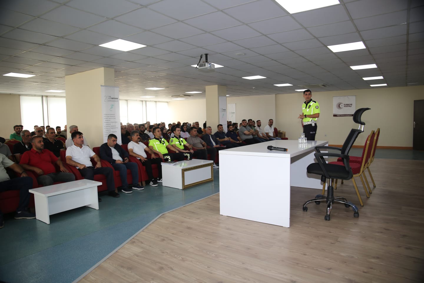 Okul Servis Şoförü ve Rehber Personele trafik eğitim semineri verildi