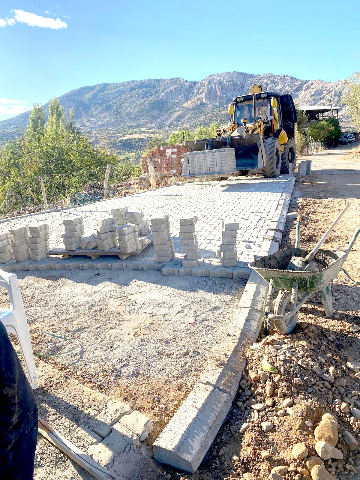 Sason’un Acar Köyünde Taziye Evi Çevresine Parke Çalışması Başladı