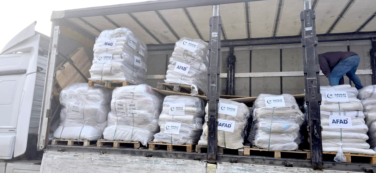 Hayrat İnsani Yardım Derneği Afganistan’a 1 tır yardım gönderdi