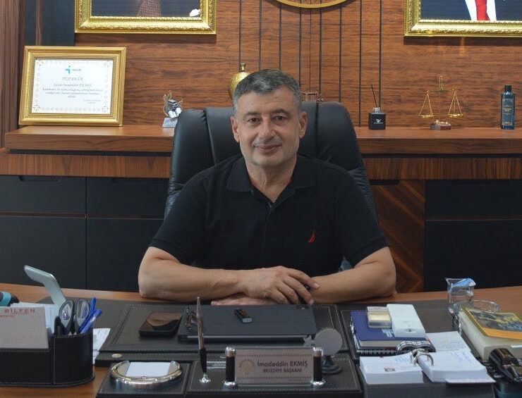 Başkan Ekmiş, Maaşını Üniversiteli gençlere burs olarak bağışladı