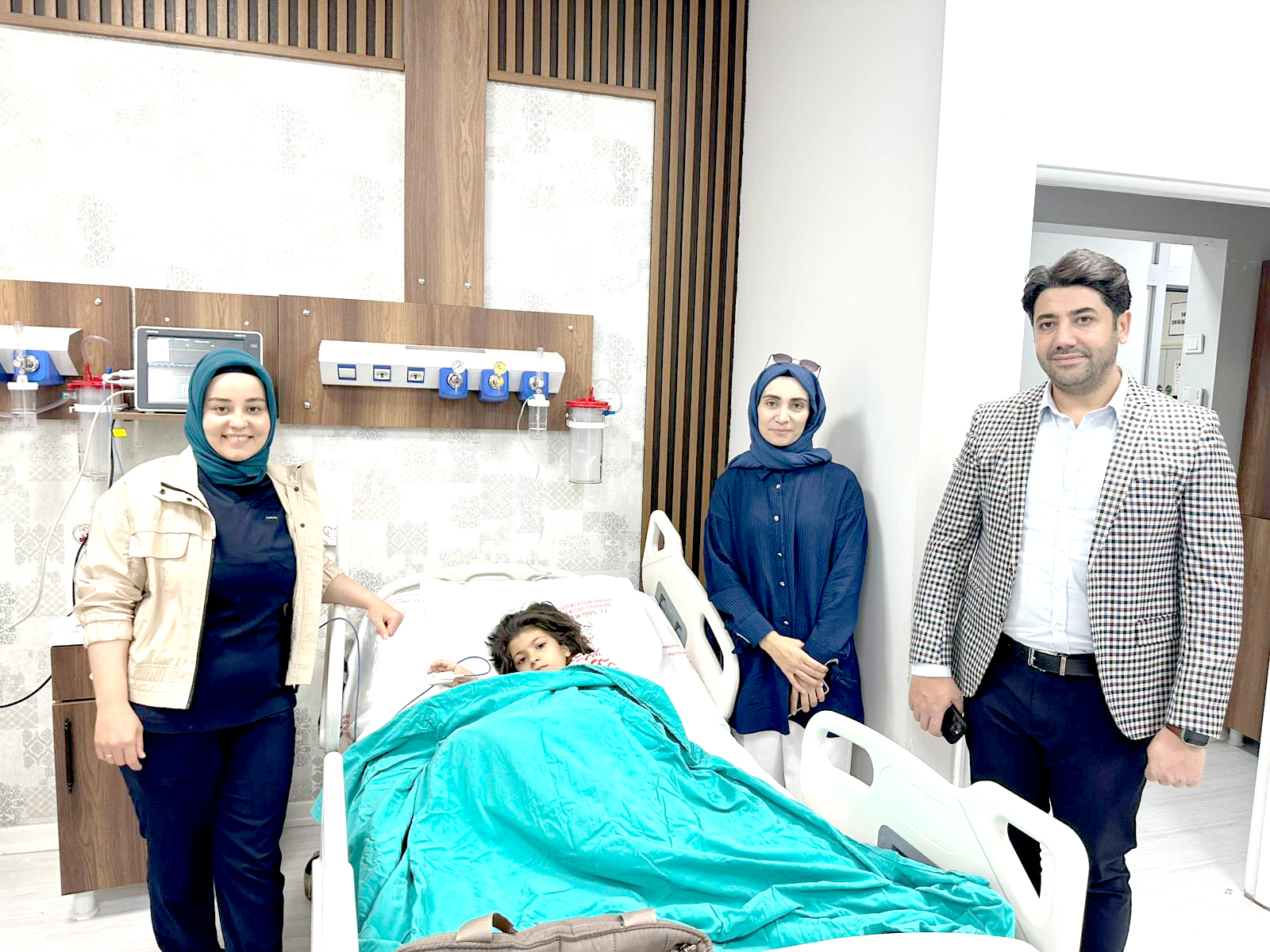 6 Yaşındaki Elif’e Tek Seansta Ameliyat ve Diş Tedavisi