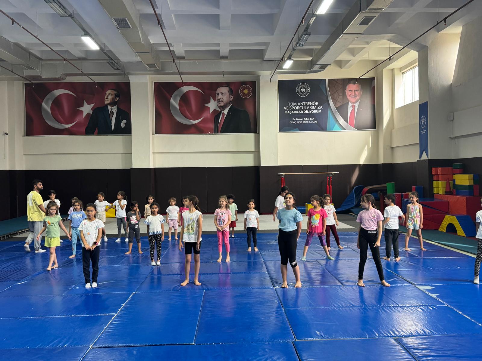 Minikler Haftanın 6 Günü Cimnastik Eğitimi Alıyor