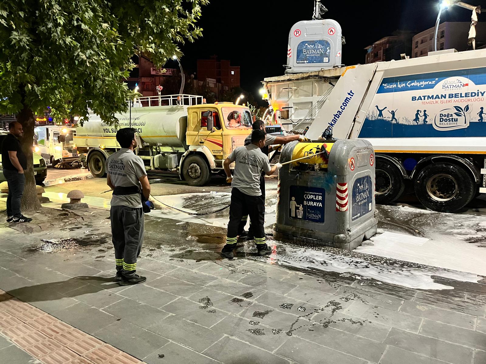 Vinçli Çöp Konteynerleri Yıkanıp Dezenfekte Ediliyor