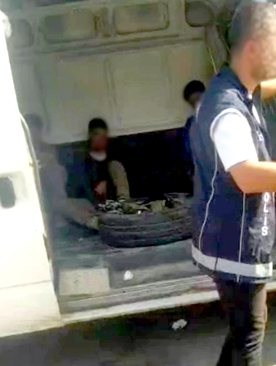 Mülteciler Kaçtı, Polis Kovaladı