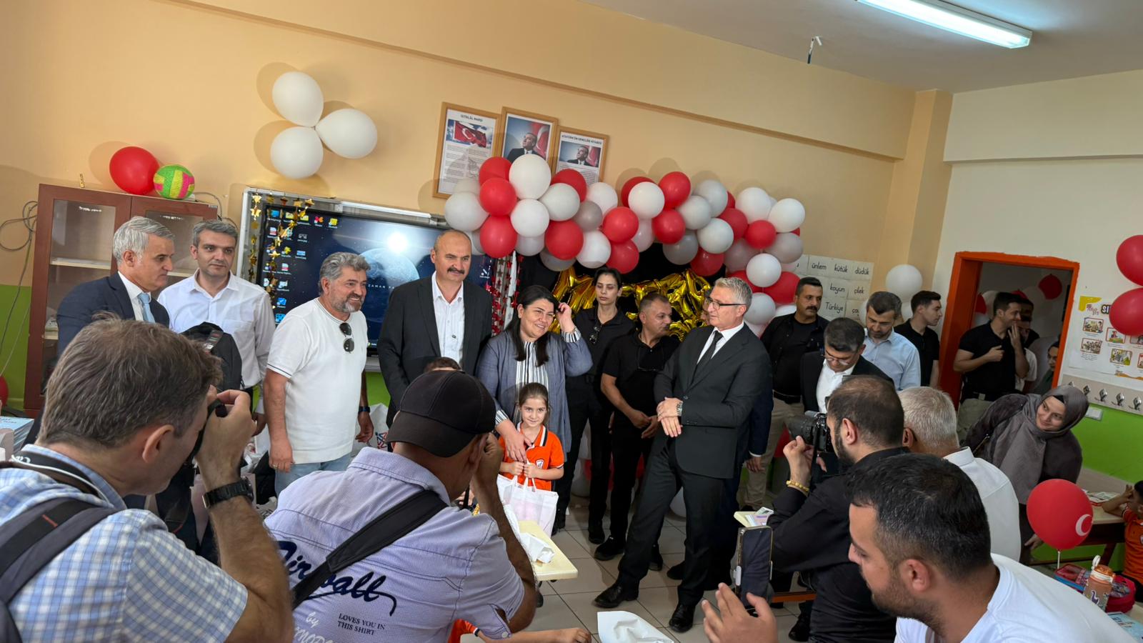 Batman’da Minik Öğrencilere Vali’den Sürpriz Hediye