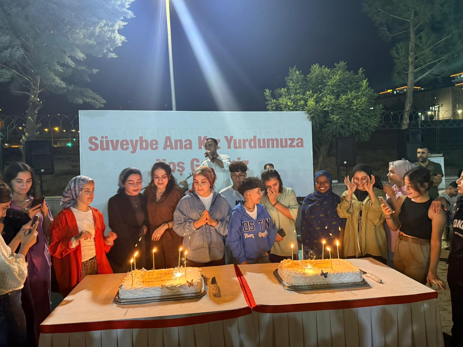 12 Öğrenciye Doğum Günü Sürprizi