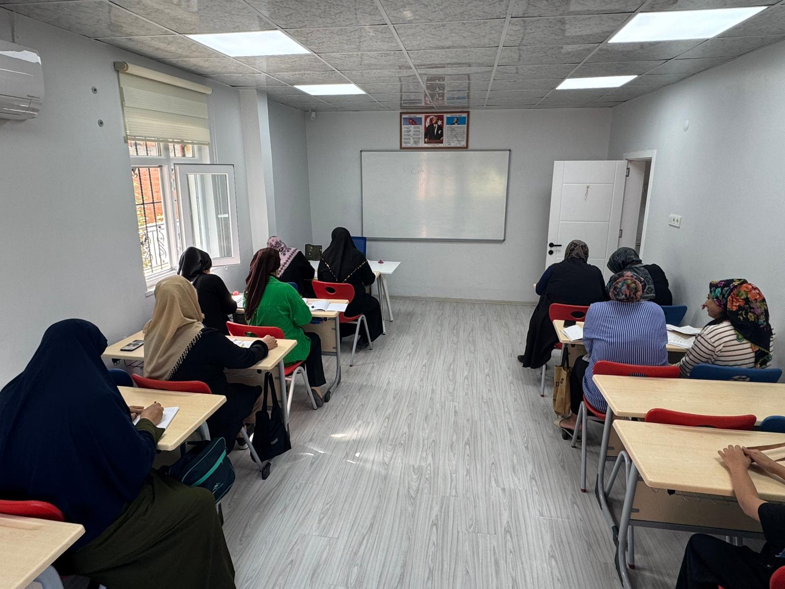 Petrolkent Aile Destek Merkezinde Okuma Yazma Kurslarına Yoğun İlgi
