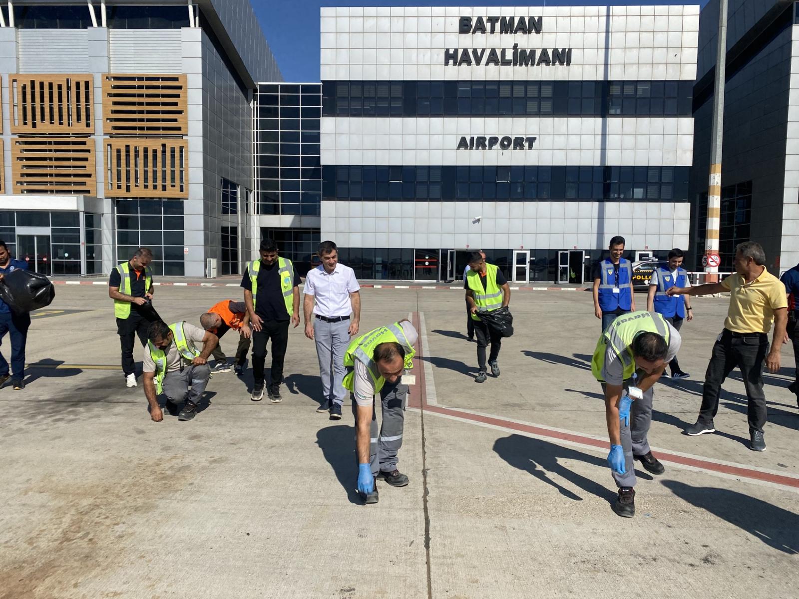 Batman Havalimanı’nda Uçuş Emniyeti İçin Yabancı Madde Temizliği Yürüyüşü Düzenlendi