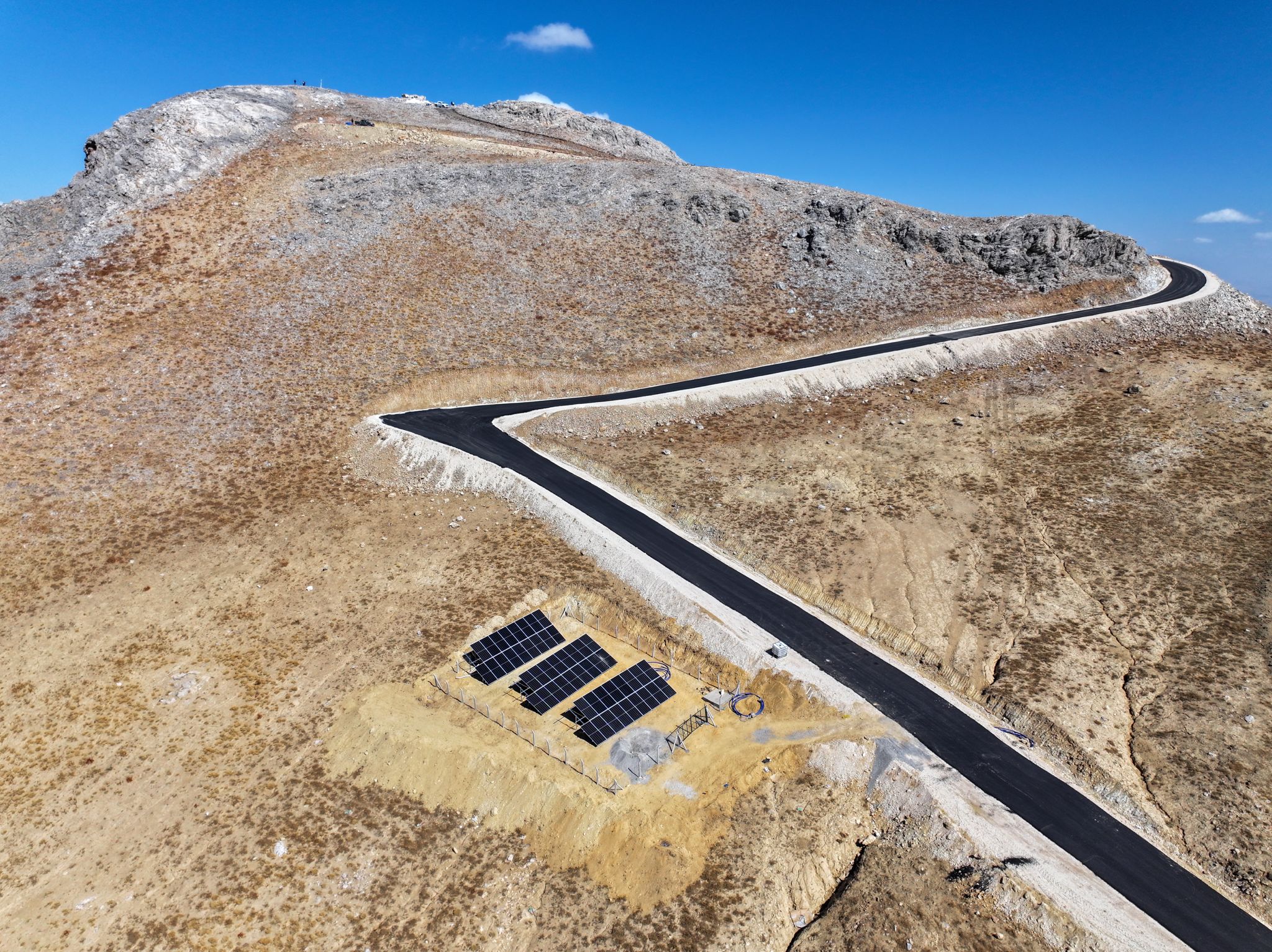 Mereto Dağı Yolunda ve Zirvedeki Meryem Ana Kilisesi’nde Çalışmalar Zorlu Koşullara Rağmen Devam Ediyor