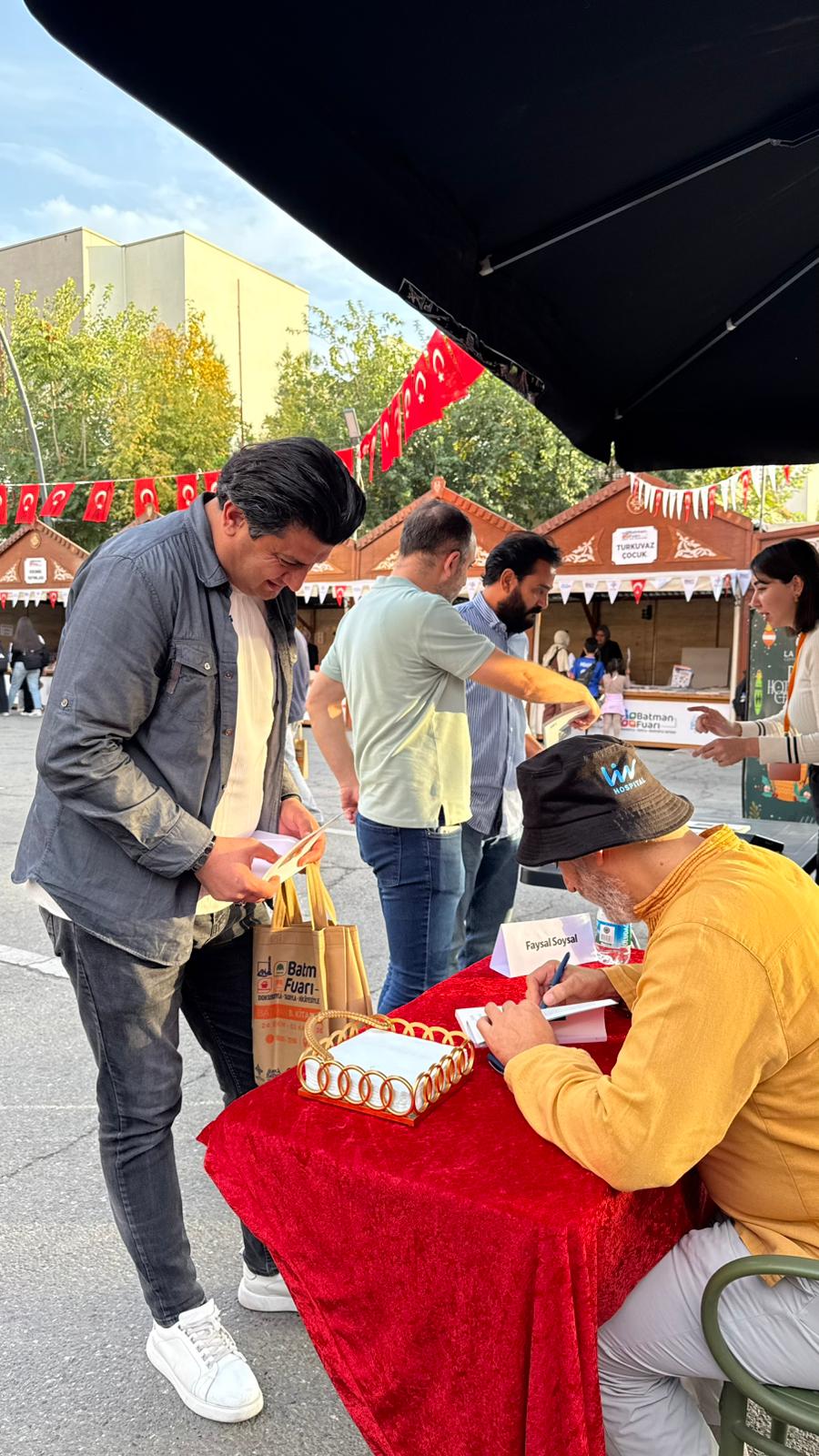 Tarık Tufan ve Faysal Soysal, Batman 8. Kitap Fuarı’nda Okurlarıyla Buluştu